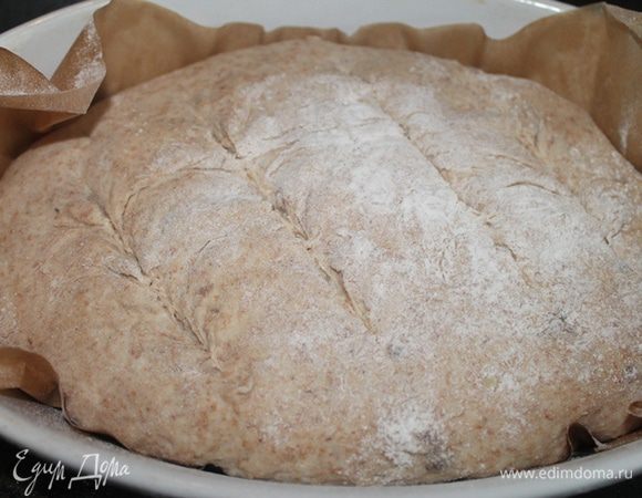 Перед тем как посадить наш хлеб в печь , сделайте на нем надрезы.