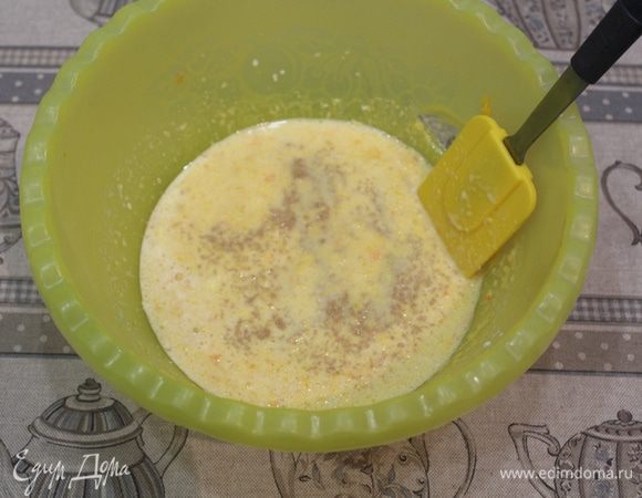 Добавить дрожжи, оставить на 10 минут.