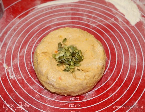 Месить минут 5-7, пока тесто не станет гладким, в конце добавьте семечки. 