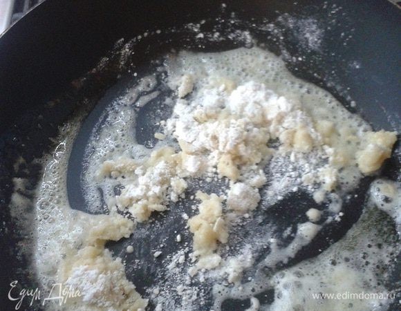 Растопить на сковороде сливочное масло,добавить муку, размешать и прожарить в течение 30 секунд. Снять сковороду с огня и постепенно влить чуть прогретые сливки. Снова поставить на огонь и довести массу до кипения. Проварить 1 минуту на слабом огне, снять с плиты, дать немного остыть.