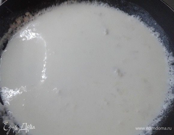 Когда соус слегка остынет, ввести по одному взбитые желтки 2 яиц. Тщательно перемешать. Масса должна быть однородной,без комочков. При необходимости — процедить.Остудить.
