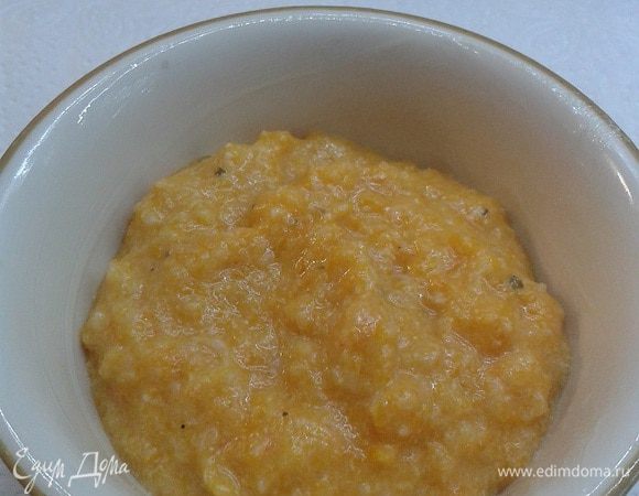  Выложить массу на 1/3 формы для суфле,предварительно смазанную сливочным маслом.Поставить на горячий противень и выпекать 40-45 минут до золотистой корочки. Готовность проверить деревянной шпажкой.