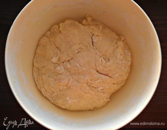 Добавить специи (забыла про них), можно добавить специальные специи для пирога 1/2 ч. л. и муку (я добавляла по 200 гр), каждый раз перемешивая. Всего у меня ушло 650 гр муки. У вас может получится меньше, поэтому советую так же добавлять по немного. Замесить эластичное, мягкое, не липнущее к рукам тесто.