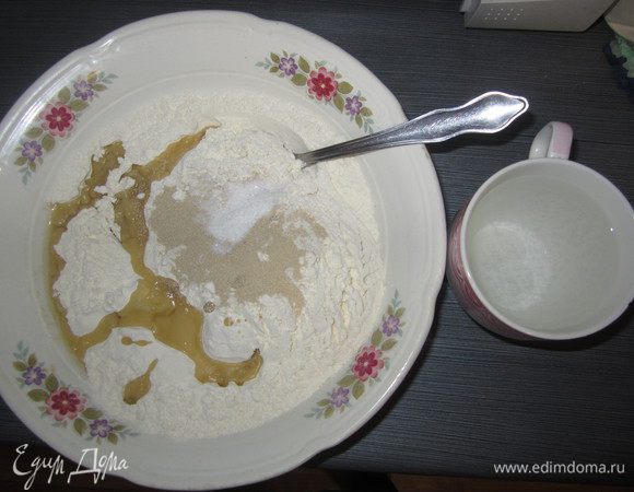 Из муки, дрожжей, соли, масла и теплой воды 250 мл, замесить тесто и дать ему подойти 1 час.
