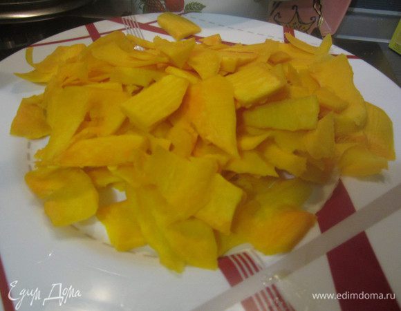 Мякоть тыквы нарезать тонкими ломтиками.