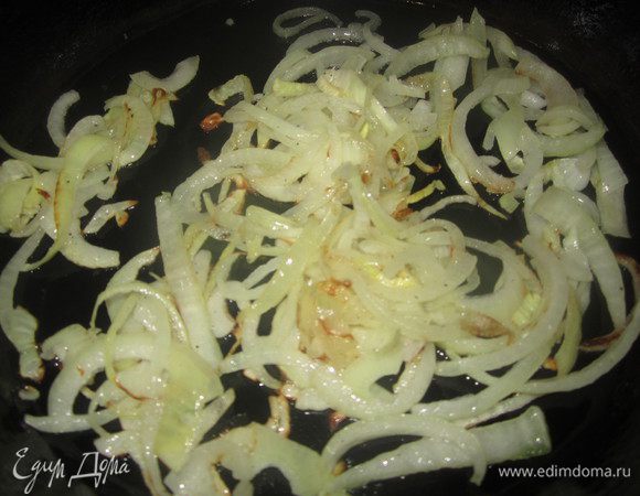 Лук очистить, нарезать полукольцами и обжарить на масле.
