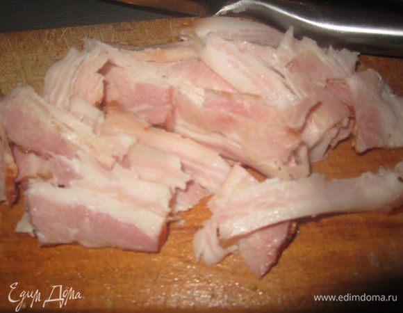 Грудинку нарезать тонкими ломтиками.