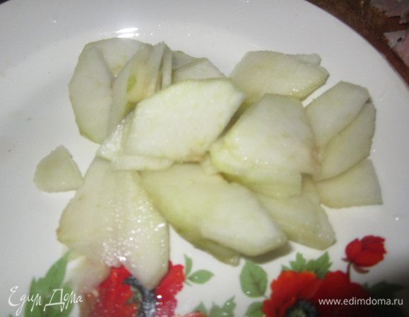Грушу вымыть и вырезать сердцевину, нарезать на дольки. Грушу лучше выбрать не очень сладкую, с кислинкой
