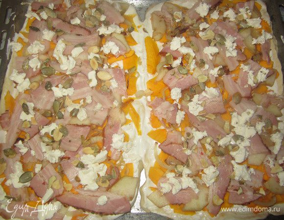 Выкладываем тыкву, ломтики груши, грудинку, лук. Посыпать искрошенной фетой, измельченными тыквенными семечками, посолить, поперчить по вкусу.