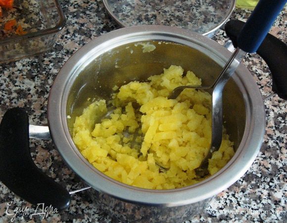 Отваренный картофель размять в пюре.