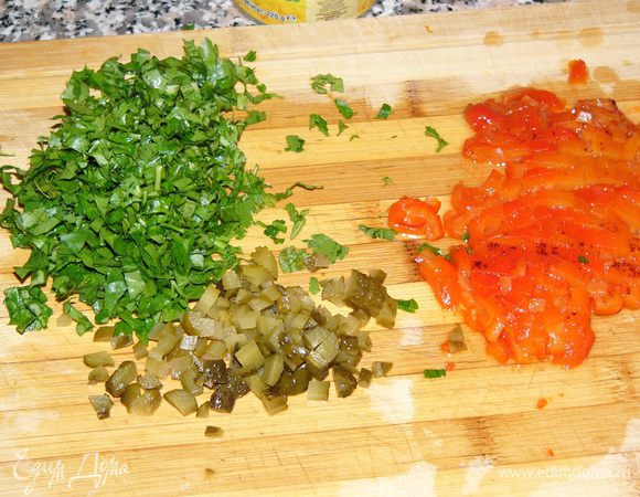 Красный перец запечь или взять запеченный маринованный. В данном случае пикантность нам только на руку. Нарезать перец, огурцы, зелень по возможности мелко. 