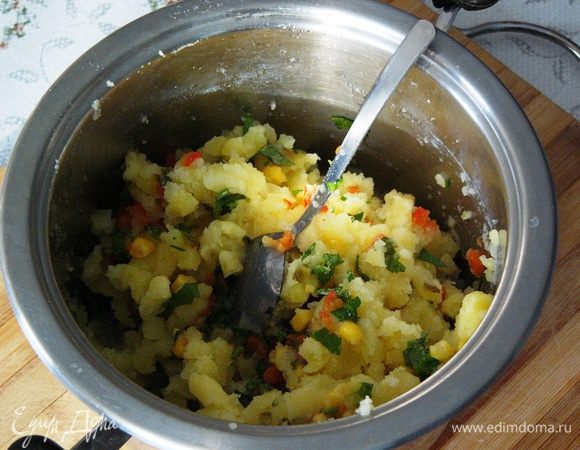 Половину овощной смеси добавить в картофельное пюре. По вкусу приправить лимонным соком (я использовала половину лимона), оливковым маслом, посолить. 