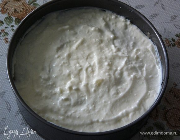 Далее формируем наш "торт". Понадобятся борта от небольшой круглой формы. На дно подставляем тарелку. Утрамбовываем пюре внутри формы. Сверху поливаем натуральным йогуртом. Количество указано примерно. Достаточно полностью покрыть пюре не очень толстым слоем. 