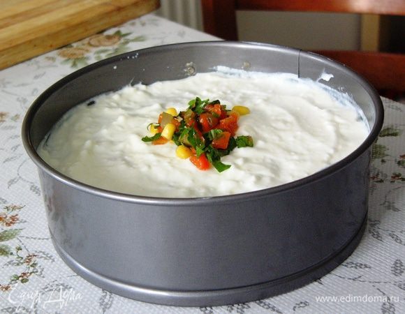 Верх "торта" украшаем оставшимися овощами и зеленью. Убираем борта и подаем к столу!