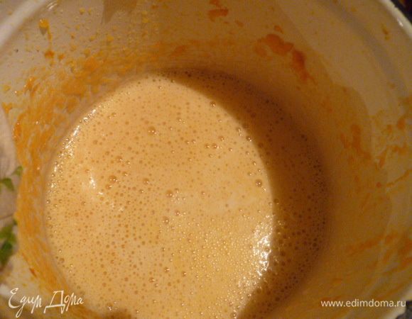 Желатин быстрорастворимый заранее замочила в воде, а затем добавила в горячее тыквенное пюре, полностью растворила и взбила миксером до однородности.