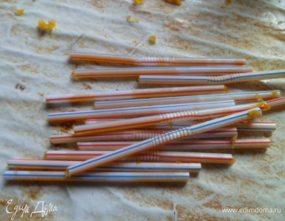 Вообще то я хотела попробовать сделать червячков, но соломинки плохо наполнились, так как это не сок, а мякоть. Соломинки я разрезала на 2 части и поставила плотно в стопку, затем понемногу заливала желе.
Поставила до полного застывания в холод.