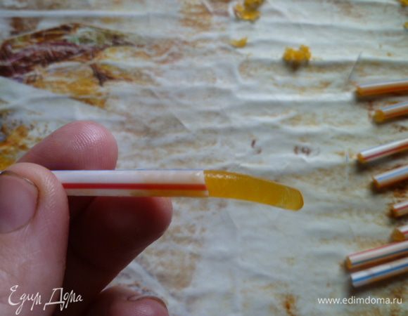 Затем вынимаем из холодильника, опускаем в емкость с теплой водой и пальцами выдавливаем желе.