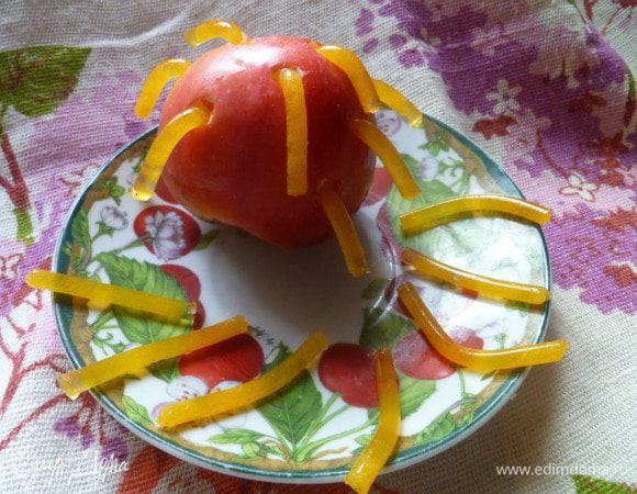 Дочка предложила сделать червивое яблоко, но оно не очень смотрится.