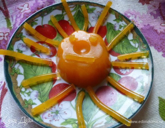 Оставшееся желе я разлила по формочкам.
Потом их вывернула и украсила червячками, получился то ли паучок, то ли солнышко.