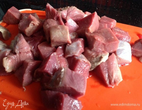 Говядину нарежьте на кусочки.