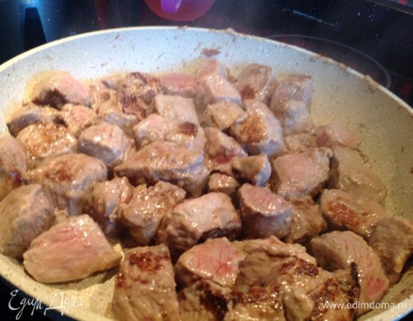 Обжарьте на раскалённом масле до румяной корочки.