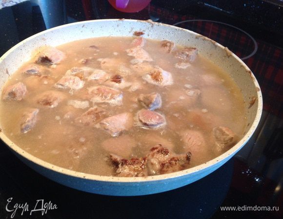 Добавьте бульон, накройте крышкой и тушите на медленном огне 1,5 часа.