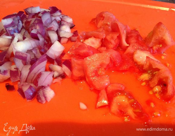 Лук и помидоры мелко нарежьте (при желании у помидора снимите кожицу).