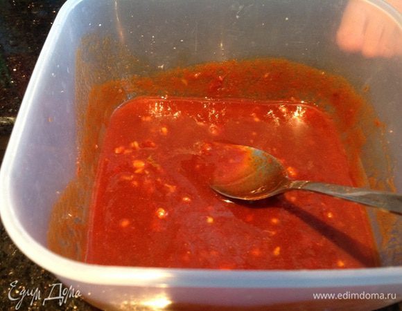 Приготовьте соус: чеснок выдавите прессом и смешайте с остальными ингредиентами.