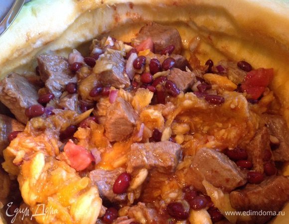 Добавьте соус, перемешайте, при необходимости посолите, накройте крышкой (верхушечкой тыквы), и готовьте в духовке 1 час 20 минут.