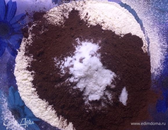 В миске смешать вместе просеянную муку, какао-порошок, соль и соду.