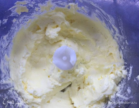 Смешать масло и маргарин комнатной температуры в комбайне на низкой скорости (я пользовалась блендером).