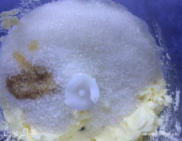 Добавляем сахар и ванильную эссенцию, и взбиваем на высокой скорости примерно 3-4 минуты. 
Добавляем белки, перемешиваем до однородности. 
Понемногу добавляем смесь муки с какао, перемешиваем на низкой скорости до однородной консистенции.