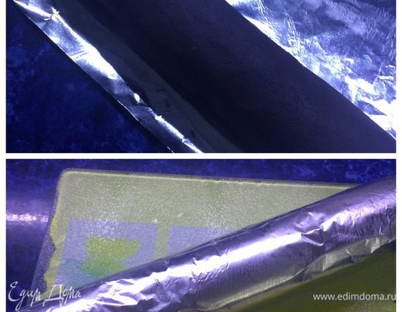 Выкладываем тесто на рабочую доску, руками придаем тесту форму колбаски. 
Аккуратно заворачиваем тесто в фольгу или пергаментную бумагу, концы закручиваем.
Отправляем тесто в холодильник минимум на несколько часов или на ночь.