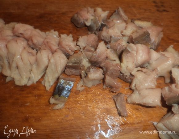 Филе скумбрии отделить от костей и нарезать маленькими кусочками.