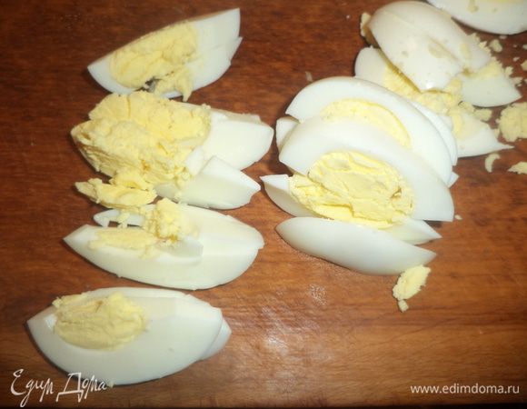 Яйца сварить вкрутую, остудить, очистить и нарезать ломтиками.
