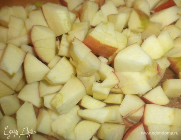 Репчатую луковицу нарезать полукольцами. 
Яблоко, удалив сердцевину, нарезать ломтиками и сбрызнуть лимонным соком.