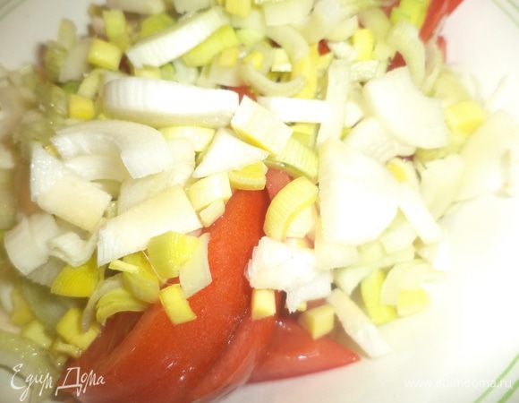 Помидор и белую часть лука-порея нарезать ломтиками и сбрызнуть уксусом. 
Маринованные огурцы нарезать кубиками.
Небольшой пучок зелени порубить.