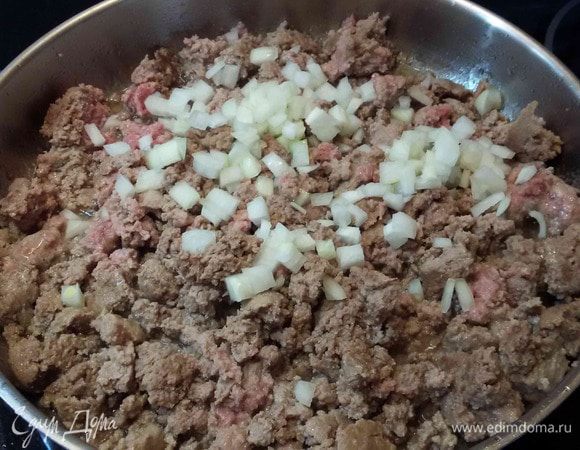 Сначала надо сварить картофель. Я брала среднего размера картофелины. 
Фарш обжарить. Как только он посветлеет, добавить к нему мелко нарезанный лук.
