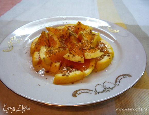 Поставить кипятить 500 миллилитров воды. Апельсин нарезать кружками, затем каждый кружок нарезать на восемь частей. Посыпать корицей и оставить на 5 минут, чтобы апельсин пропитался.