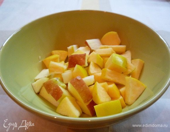  Яблоки нарезать дольками или кубиками.