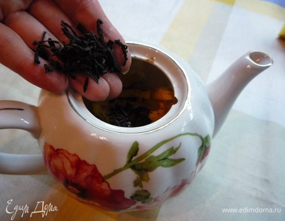 Насыпать заварку.