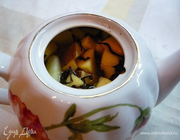 Залить кипятком и закрыть крышкой.