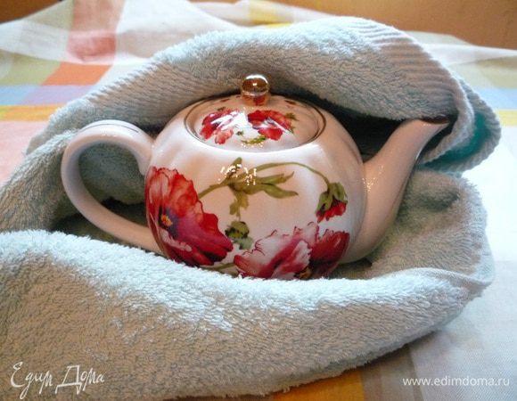 Укутать чайник полотенцем или специальным чехлом и оставить настояться 15- 20 минут.