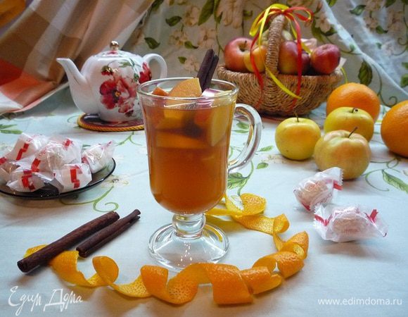 По истечению этого времени можно смело разливать ароматный чаек и наслаждаться неповторимым вкусом горячего напитка. Сладость чая можно регулировать медом. И не забудьте про любимые сладости. 
Приятного чаепития!