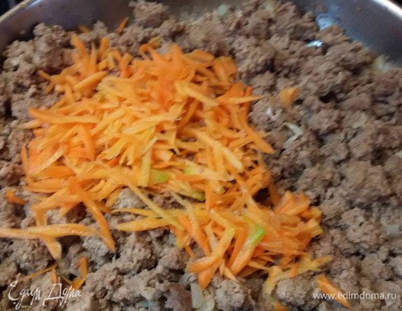 Морковь натереть на крупной терке. Добавить к фаршу. Жарить до готовности. Посолить и поперчить по вкусу.