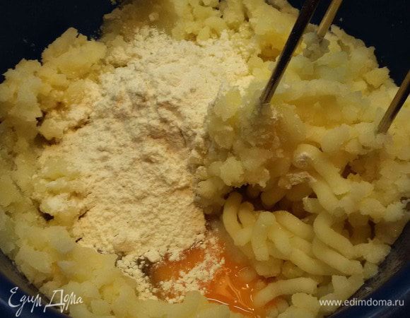 Картофель слить и немного остудить. Размять его в пюре. Добавить яйцо и муку. Хорошо вымесить.