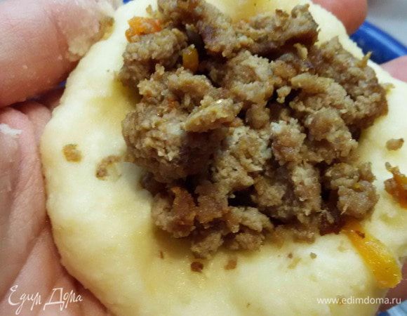 Взять немного картофельного теста и сделать небольшую лепешку. В середину положить немного фарша и защипнуть края. Получается круглый пирожок.
Руки я смачивала в воде, чтобы тесто не липло.
