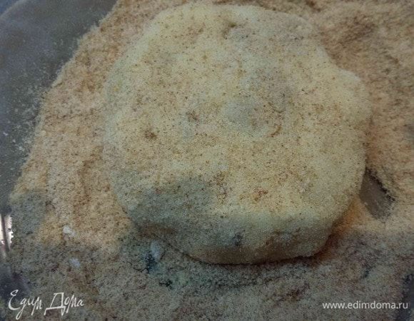 Обвалять пирожок в панировочных сухарях.