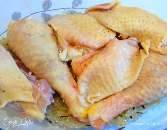 Форму для запекания смазать маслом, высыпаем рис, наливаем воды, так что рис из под нее выглядывал, а сверху выкладываем кусочки курицы, которые предварительно посолили и поперчили. Отправляем в разогретую до 180С  духовку примерно на час. Важно: в процессе приготовления следим, чтобы рис не пригорел, поэтому периодически доливаем водички, я доливала  два раза примерно по 100 г.