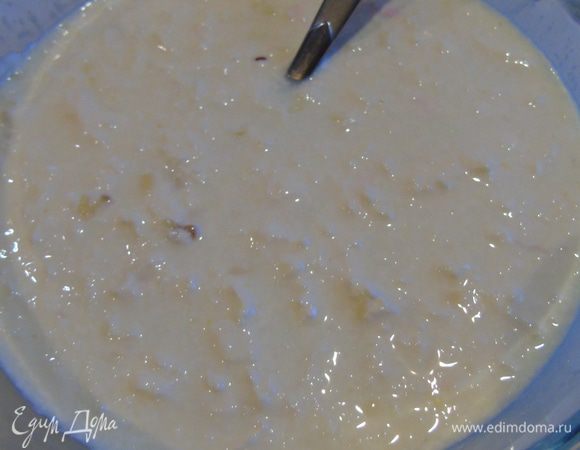 чеснок очистите и мелко нарежьте, смешайте с молоком и сметаной (майонезом), посолить и поперчить и хорошо перемешайте.